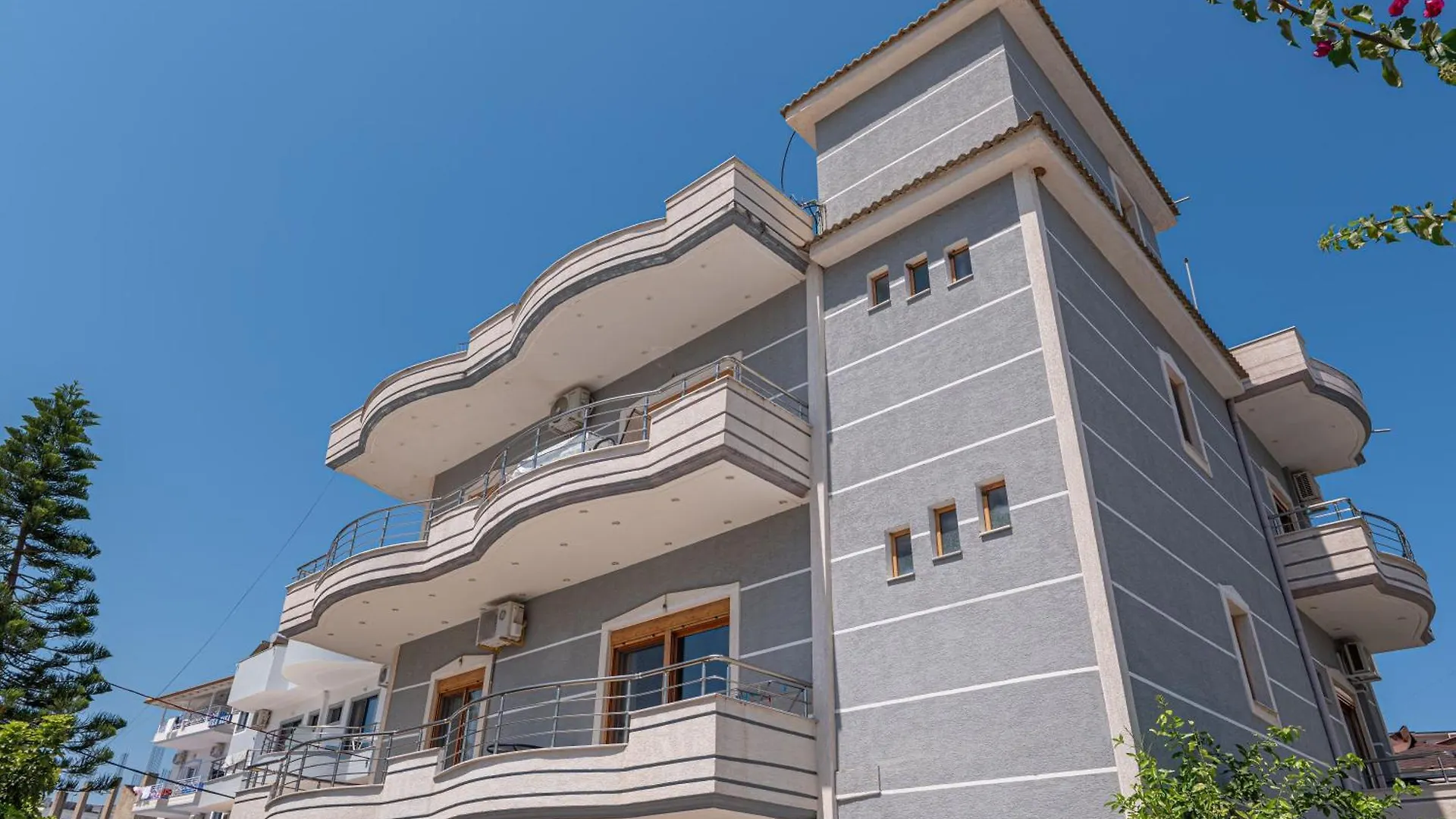 Vila Visi クサミル